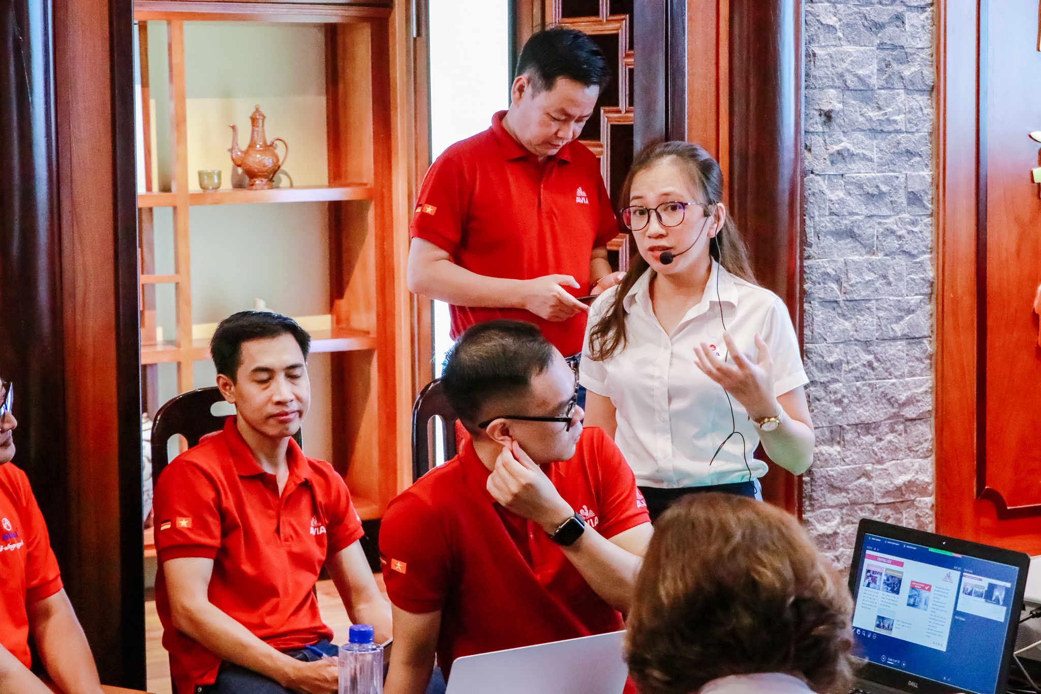 Chị Nguyễn Thị Hậu chia sẻ về các sản phẩm cùng quy trình tiên tiến tại nhà máy Rượu Nước AVIA