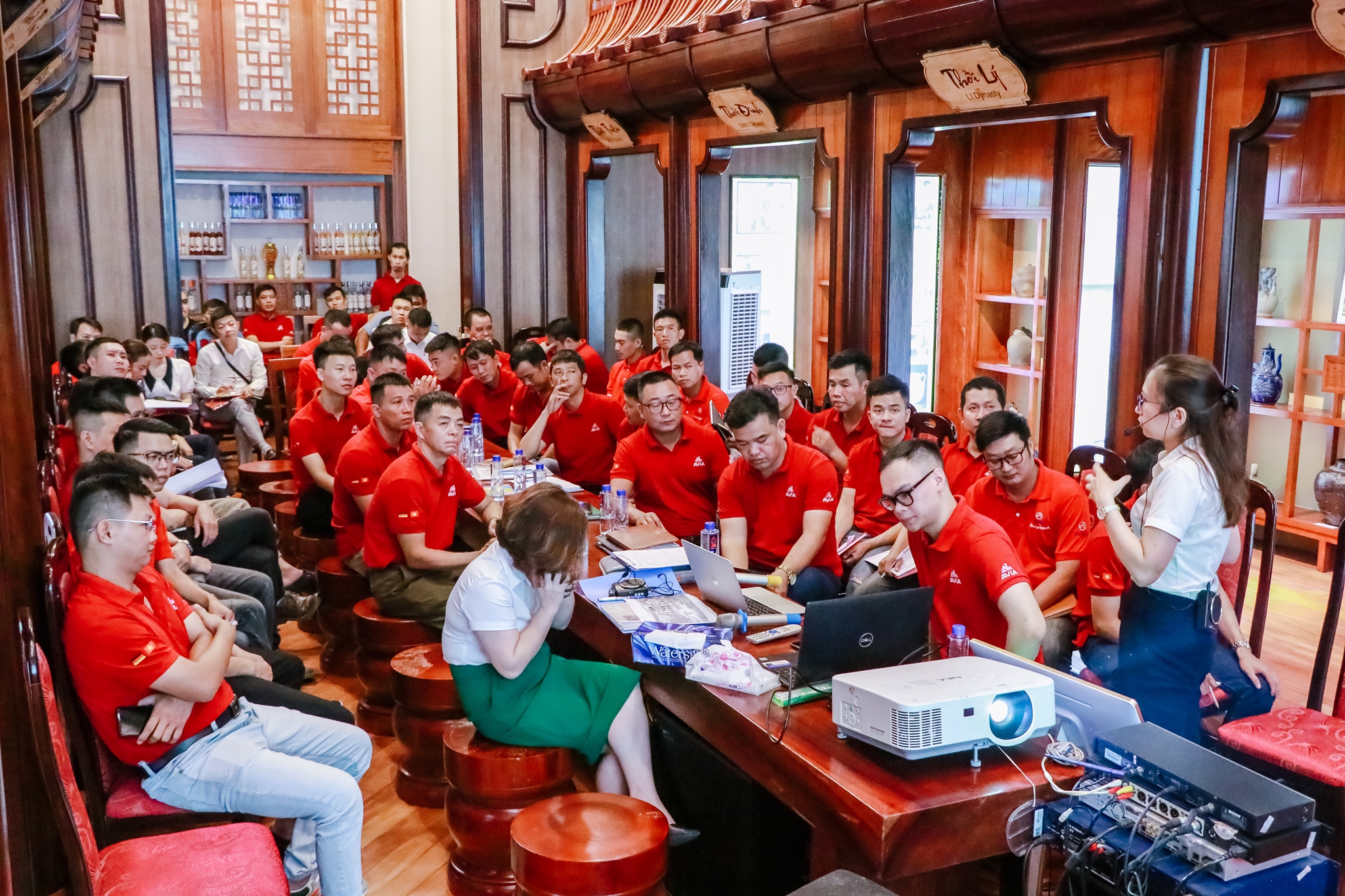 Chị Nguyễn Thị Hậu chia sẻ về các sản phẩm cùng quy trình tiên tiến tại nhà máy Rượu Nước AVIA