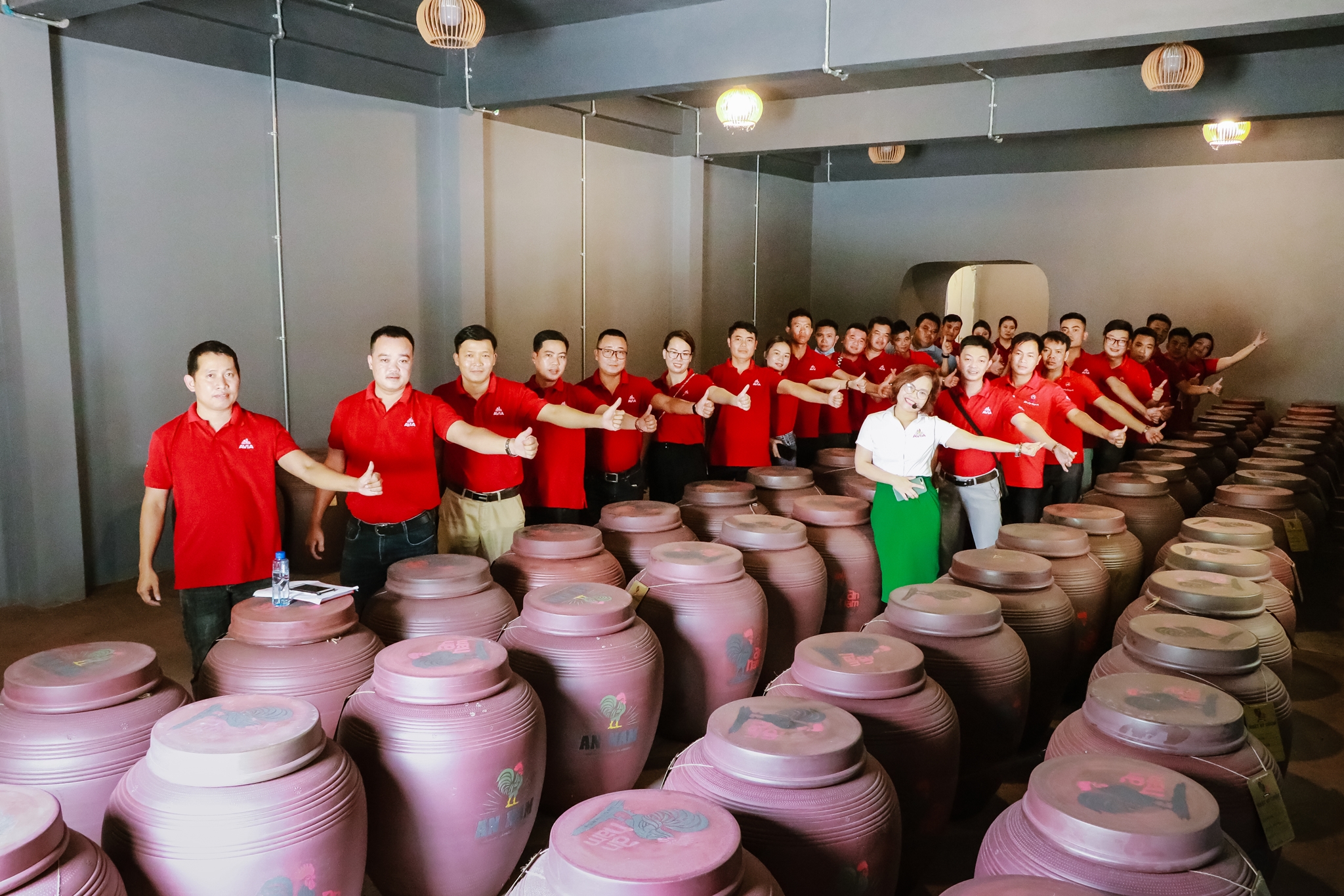 Đoàn tham dự cùng đi tham quan kho trưng cất rượu trong chum lâu năm