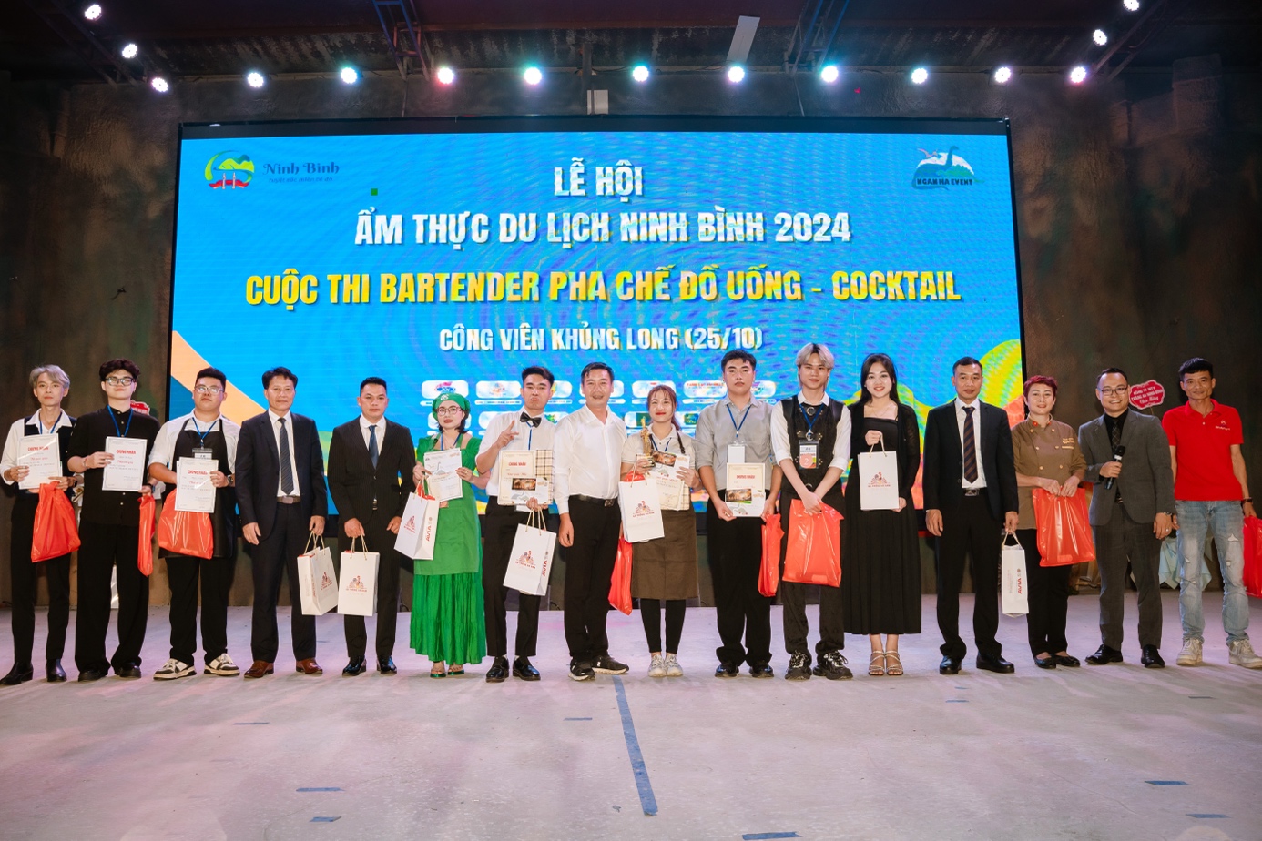 Với bộ sản phẩm đa dạng từ rượu trắng, rượu mơ, rượu café, rượu vải, rượu táo mè, rượu mận, rượu nếp cẩm… rượu Gà Trống An Nam là lựa chọn hàng đầu trong những dịp lễ Tết, hiếu hỉ, quà biếu…